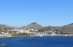 Panoramablick auf die Insel Leros in der Griechischen Ägäis mit ihrer Burg, den Windmühlen und der Hafenpromenade