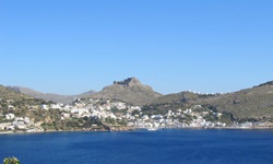 Panoramablick auf die Insel Leros in der Griechischen Ägäis mit ihrer Burg, den Windmühlen und der Hafenpromenade