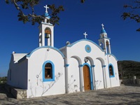 Eine Kirche weiß mit blauen Details auf der Insel Lipsi in der Griechischen Ägäis