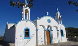 Eine Kirche weiß mit blauen Details auf der Insel Lipsi in der Griechischen Ägäis
