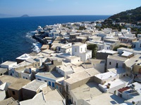 Blick von oben auf den Hauptort der Vulkaninsel Nisyros in der südlichen Griechischen Ägäis: Mandraki mit seinen Flachdächern