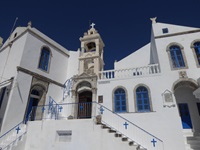 Die in Weiß und Blau gehaltene "Kirche der Jungfrau Maria" im Bergdorf Nikia auf Nissyros.