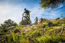 Drei Mountainbiker biken auf einer Naturstrecke auf der Insel Kos.