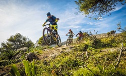 Drei Mountainbiker biken auf einer Naturstrecke auf der Insel Kos.