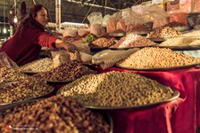 Eine Frau verpackt ihre Waren in Tüten auf dem Markt in Bodrum