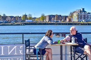 Ein Paar genießt den Ausblick von einem Schiff auf Zaandam