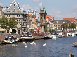 Blick auf die Promenade in Haarlem mit "De Waag" (Die Waage)