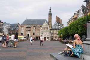 Blick auf den zentralen Marktplatz "Grote Markt" in Haarlem
