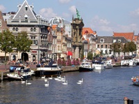 Die Stadt Haarlem mit Blick auf das Ufer, an dem einige Boote angelegt sind