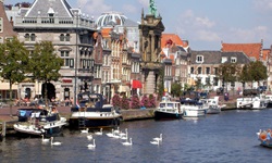 Die Stadt Haarlem mit Blick auf das Ufer, an dem einige Boote angelegt sind