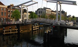 Eine Klappbrücke an einer Schleuse in Haarlem, die zegeklappt wird.