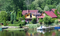 Romantisches Häuseridyll am Wasser.