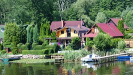 Romantisches Häuseridyll am Wasser.