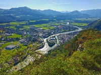 Blick auf die Stadt Hallein mit der Salzach