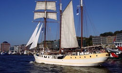 Ein Segelboot fährt in den Hafen der Hansestadt Hamburg ein