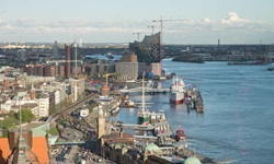 Blick auf den Hafen der Hansestadt Hamburg