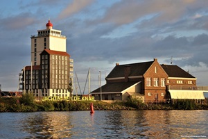 Blick auf das Hafengebäude des Yachthafens in Harderwijk