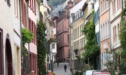 Passanten in einer Altstadtgasse von Heidelberg.