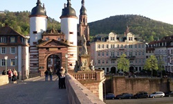 Das Tor der Alten Brücke in Heidelberg.