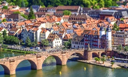 Die Alte Brücke von Heidelberg mit ihrem markanten Brückentor.