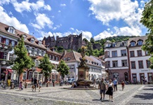Die Ruine des Heidelberger Schlosses erhebt sich über dem bevölkerten Marktplatz der Stadt.