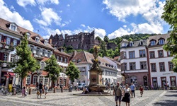 Die Ruine des Heidelberger Schlosses erhebt sich über dem bevölkerten Marktplatz der Stadt.