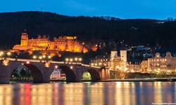 Das Heidelberger Schloss und die Alte Brücke bei Nacht.