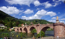 Die Alte Brücke über den Neckar in Heidelberg