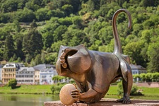 Der Heidelberger Brückenaffe auf der Alten Brücke über den Neckar.