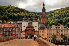Die Alte Brücke von Heidelberg mit ihrem markanten Brückentor.