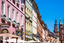 Bunte Häuserfassaden in dern Innenstadt von Heidelberg.