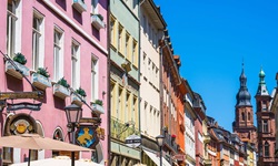 Bunte Häuserfassaden in dern Innenstadt von Heidelberg.
