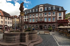 Der Marktplatz von Heidelberg mit dem Herkulesbrunnen.