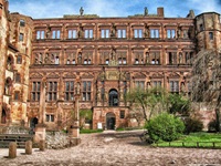 Detailaufnahme des Heidelberger Schlosses, dessen Fassade mit zahlreichen Statuen geschmückt ist.