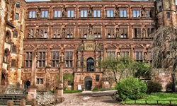Detailaufnahme des Heidelberger Schlosses, dessen Fassade mit zahlreichen Statuen geschmückt ist.