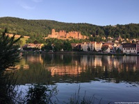 Schöner Blick über den Neckar auf das Heidelberger Schloss.