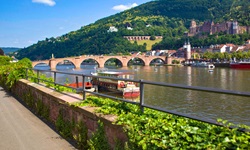 Das Neckarufer von Heidelberg mit der Alten Brücke und dem Schloss.