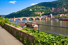 Das Neckarufer bei Heidelberg mit der Alten Brücke und dem Schloss.