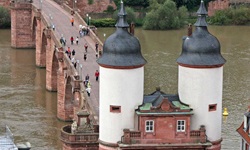 Die Alte Brücke über den Neckar und das Brückentor in Heidelberg.