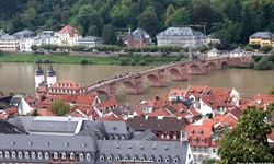 Heidelberg mit seiner Alten Brücke und dem Tor der Alten Brücke über dem Neckar