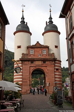 Das Tor zur Alten Brücke in Heidelberg.