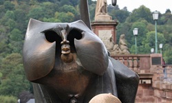Die Bronzestatue des Heidelberger Brückenaffen.