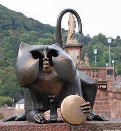 Die Bronzestatue des Heidelberger Brückenaffen.