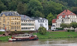 Ein Schiff auf dem Neckar bei Heidelberg.