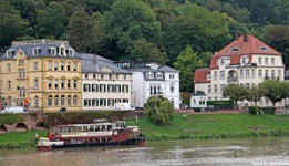 Ein Schiff auf dem Neckar bei Heidelberg.
