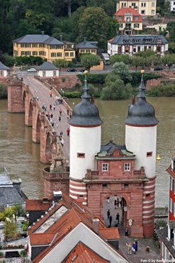 Die Alte Brücke in Heidelberg mit ihrem imposanten Tor.