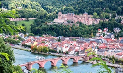 Stadtansicht von Heidelberg mit dem Neckar, der Alten Brücke und dem Schloss.