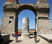 Zwei Radler vor dem sagenumwobenen Heidentor in Petronell-Carnuntum.