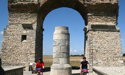 Zwei Radler vor dem sagenumwobenen Heidentor in Petronell-Carnuntum.