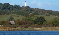 Blick über das Meer zum Ufer von Hiddensee und den Leuchtturm auf dem Dornbusch